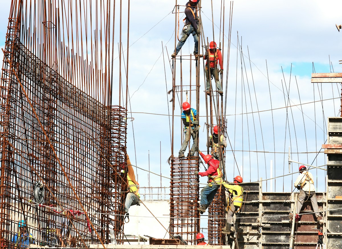 Engenheiro acompanhando uma obra